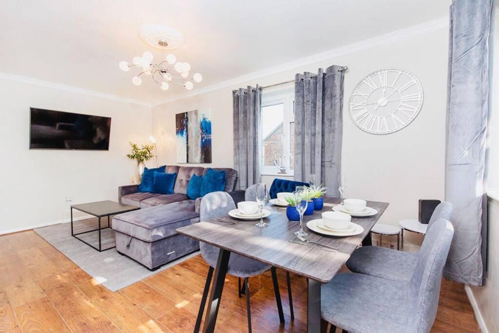Apartemen Lovely One Bed With Free Parking *