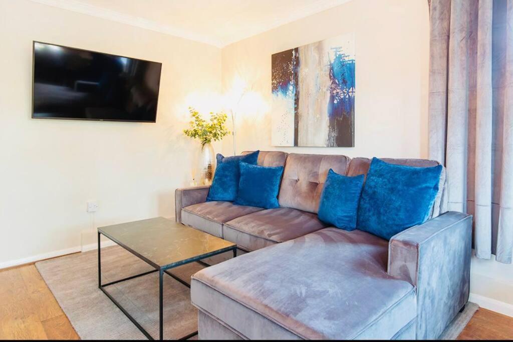Apartemen Lovely One Bed With Free Parking